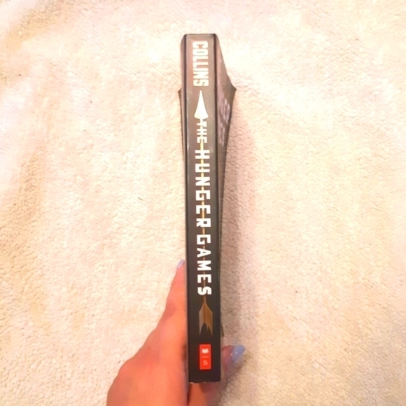 The hunger games book. First book in the series by author Suzanne Collins - Picture 4 of 4